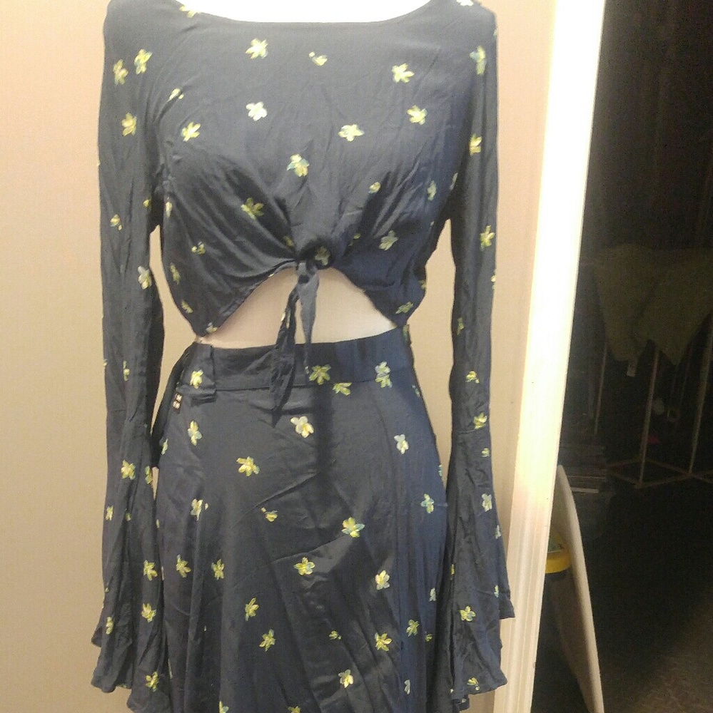 Jac VAneck Bell sleeve
Top and wrap skirt